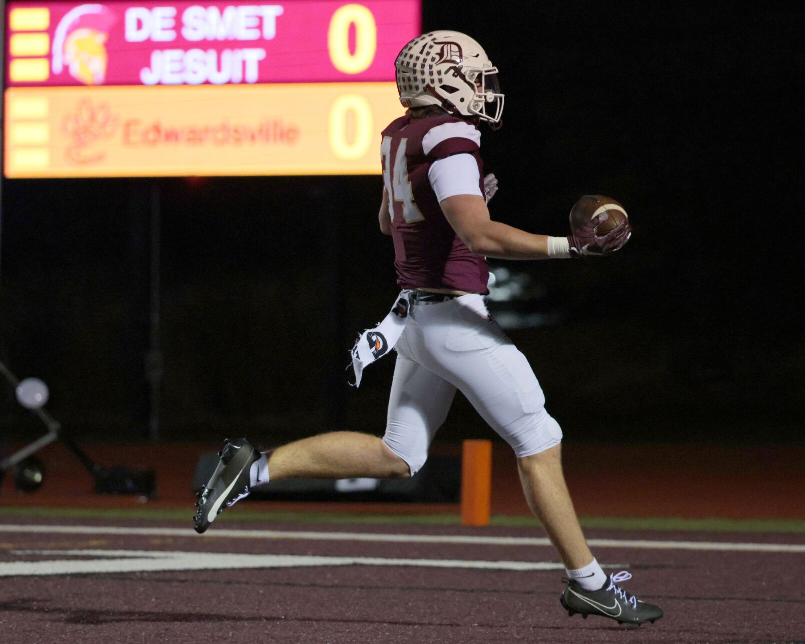 DeSmet stifles Edwardsville 30-15